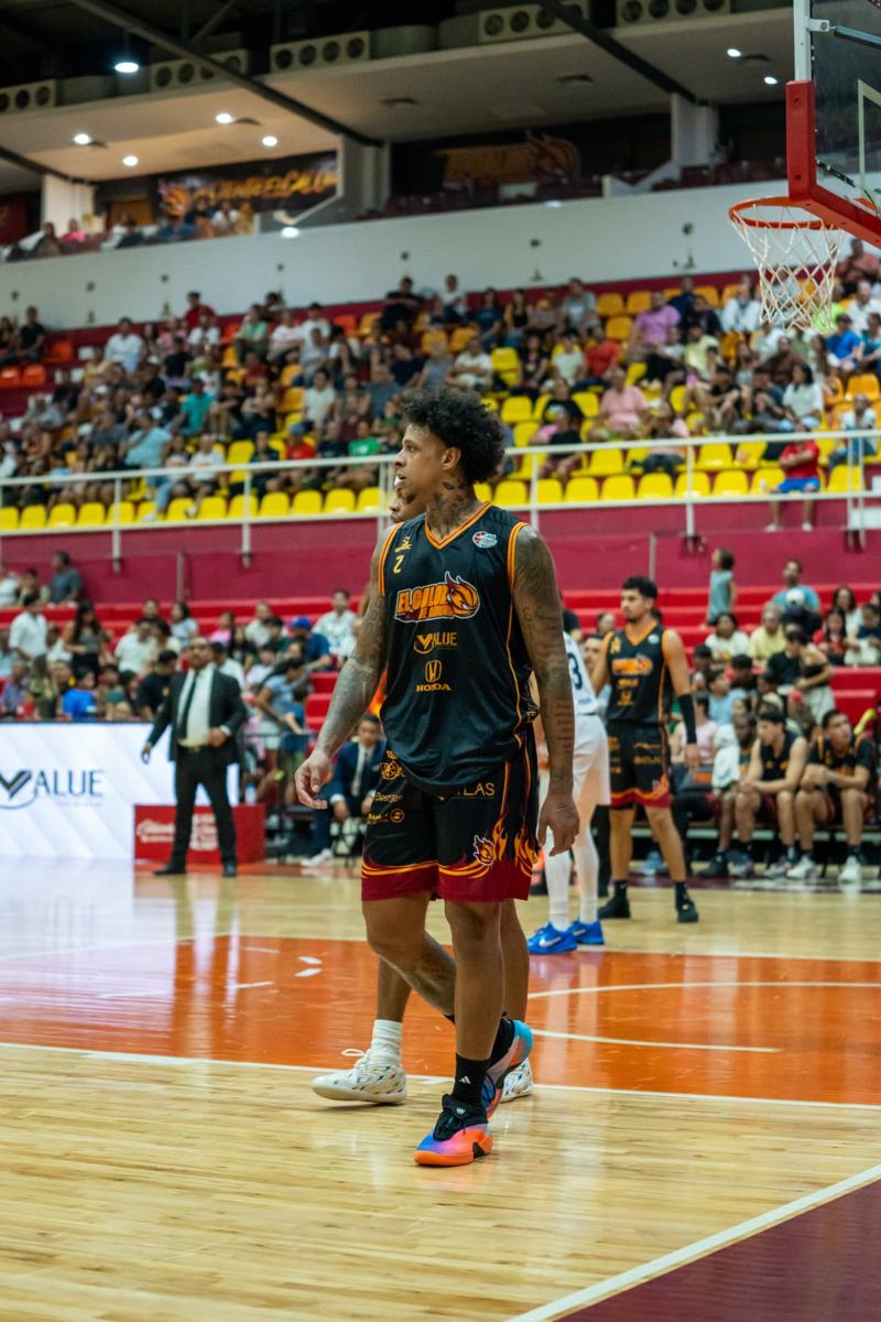 Jugador de El Calor de Cancún en la duela del Poliforum