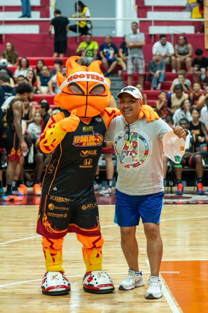 Flama, la mascota, conviviendo con la afición