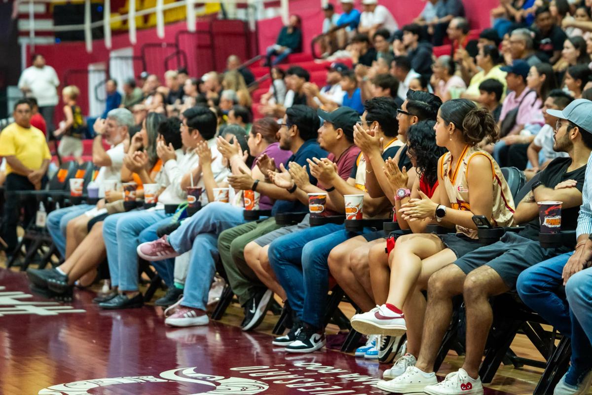 Afición de El Calor de Cancún apoyando al equipo
